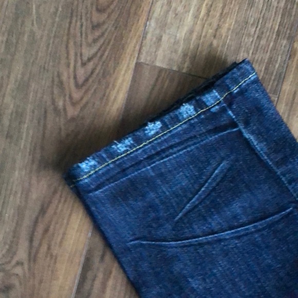 Dark blue Levi’s jeans. - Picture 3 of 8